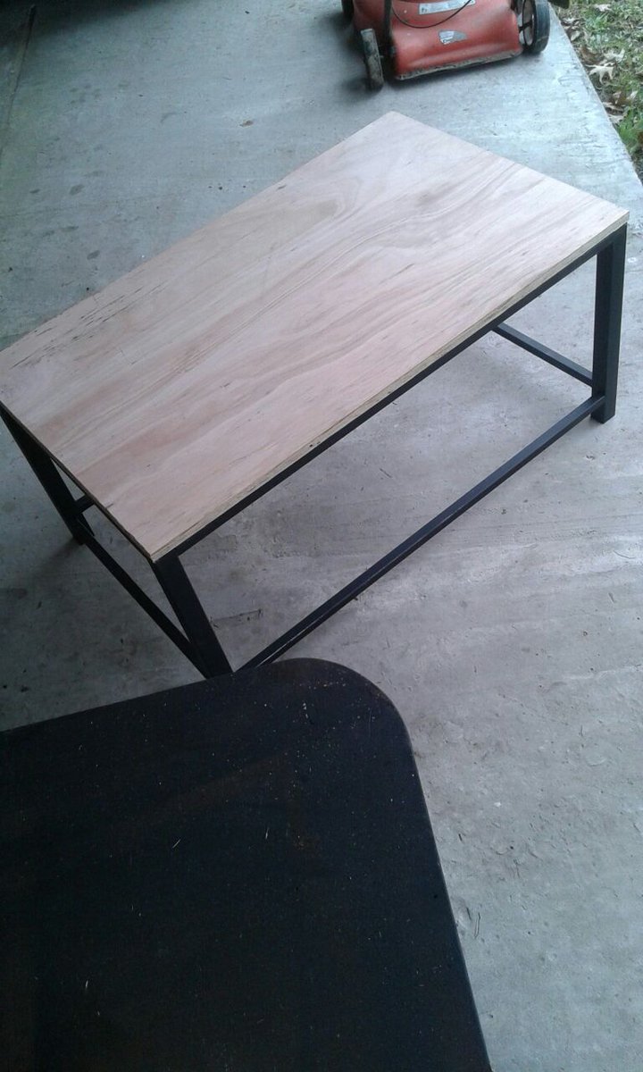 DieSzendro83's tweet photo. Hago estas mesas tipo industrial. Base de fierro y superficie en madera. Me ayuda un retuit. Precio x privado. Feliz previa de viernes. https://t.co/Ye0fYMg89c