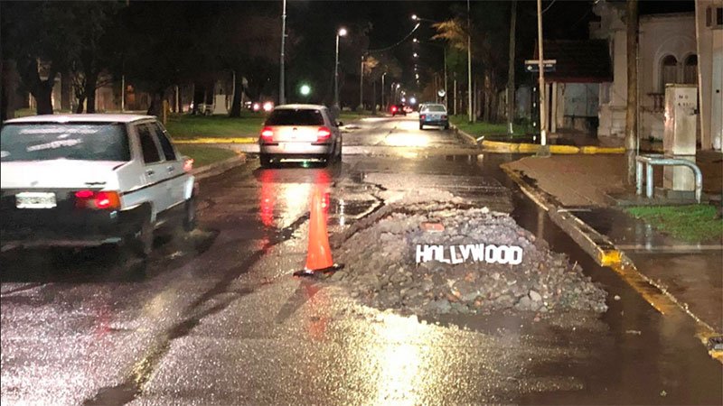 Sunchales's tweet photo. No es Hollywood, es un pozo: Vecinos se toman con humor el estado de la calle. mas info: https://t.co/SDnTBanOjw https://t.co/h3reUrPI7k