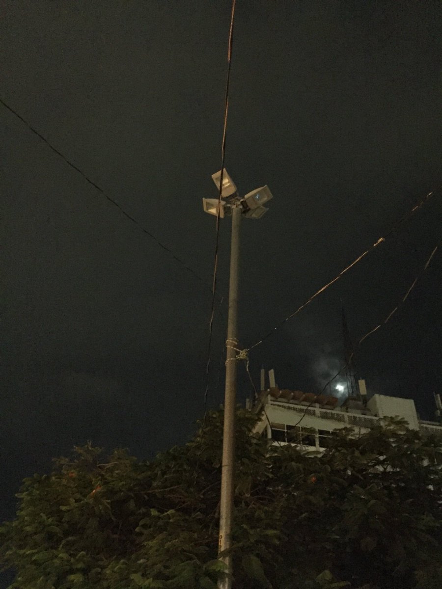 IsabelHgz's tweet photo. @AyudaTuxtla @TuxtlaCapital Esta parte del parque Morelos,  1a sur y 12 pte, tiene un mes sin luz, es un peligro para los Tuxtlecos caminar por ahí, aparte de que cada semana hay accidentes de colectivos que van como en autopista. @I_LOVE_TGZ @TuxRecomienda Ayuden a compartir!! https://t.co/VAufPsX4OD