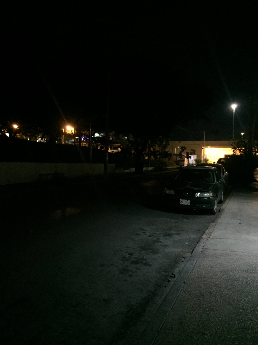 IsabelHgz's tweet photo. @AyudaTuxtla @TuxtlaCapital Esta parte del parque Morelos,  1a sur y 12 pte, tiene un mes sin luz, es un peligro para los Tuxtlecos caminar por ahí, aparte de que cada semana hay accidentes de colectivos que van como en autopista. @I_LOVE_TGZ @TuxRecomienda Ayuden a compartir!! https://t.co/VAufPsX4OD