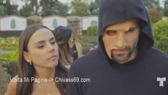TeamJuanPaLlano's tweet photo. #Cap53 Catalina, Albeiro, Jotica le ofrecen ayuda a Daniel, pero el dice q no tiene tiempo, tiene que buscar a Martin y hacerle pagar la muerte de Lucia y su hijo #SinSenosSiHayParaiso #SinSenosSiHayParaiso3 @juanpablollano @FabianRiosS @FRANCISCO_BOLI @siachoque @CVillaloboss https://t.co/62RalehgfC