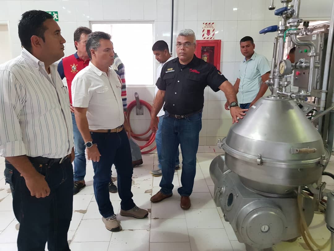 rafaelcalles's tweet photo. Inspecciónamos la planta de Lacteos los Andes de #Boconoito, la misma se nos fue entregada en calidad de encomienda de gestion por parte del Min. Gral Luis M. para su pronta reactivación y dispuesta a recibir una cantidad de más de 40 mil litros de #Leche. @NicolasMaduro https://t.co/k13QAyvvUj
