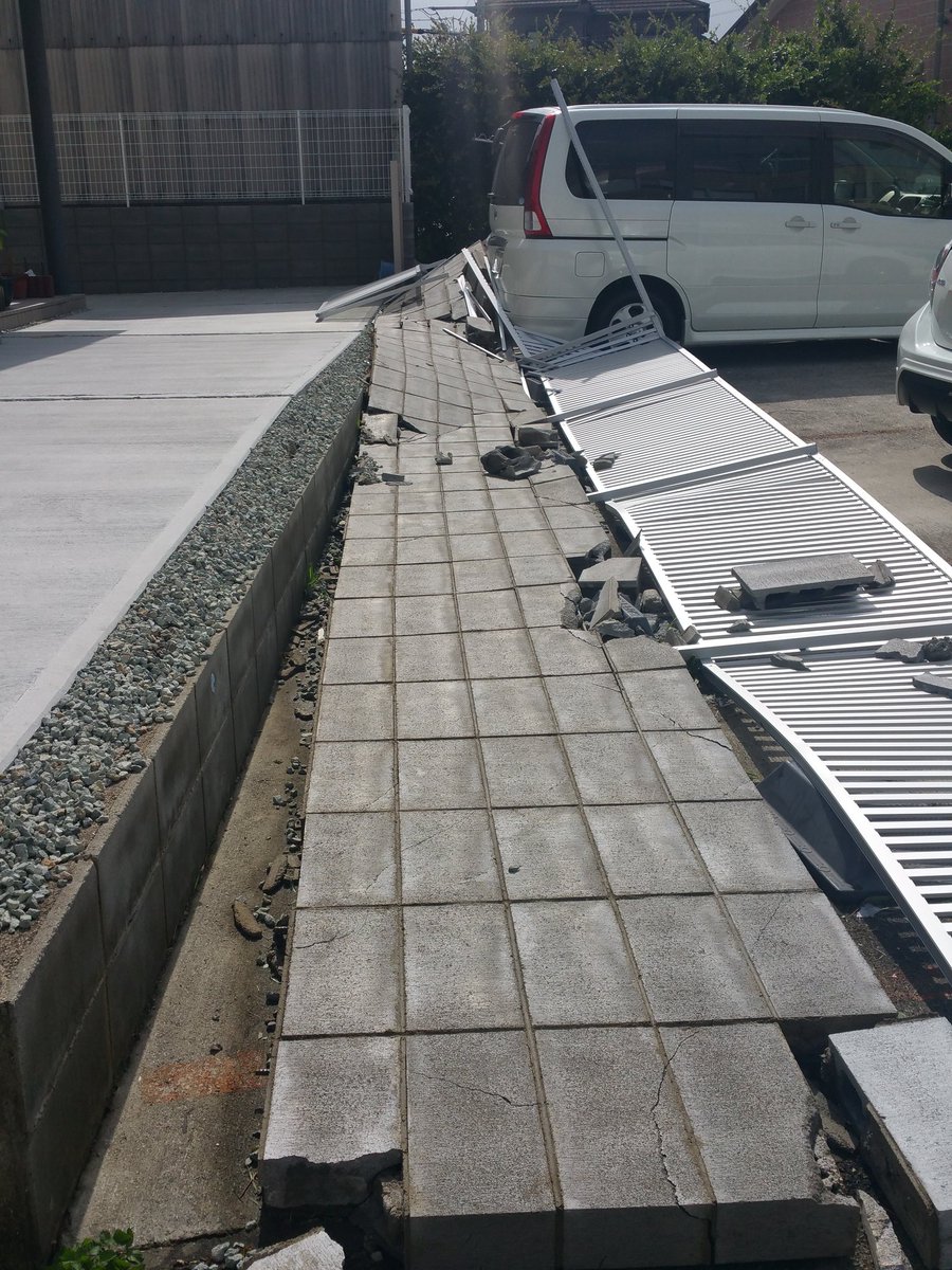 台風により駐車場のブロック塀が倒壊した よく見てみると 手抜き工事 のせいで通常より壊れやすい作りだった事が発覚した この施工は酷すぎる Togetter