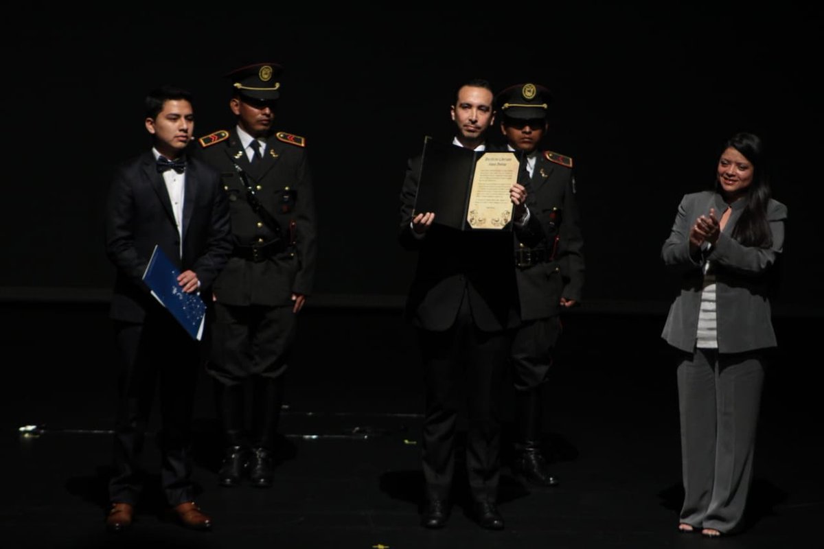 GoberLoja's tweet photo. #LojaEstaDeFeria | Gobernador @eleduja recibe el decreto del Libertador Simón Bolívar como parte de la Inauguración de la 189 Feria de #Loja. https://t.co/auW9UgxpOC