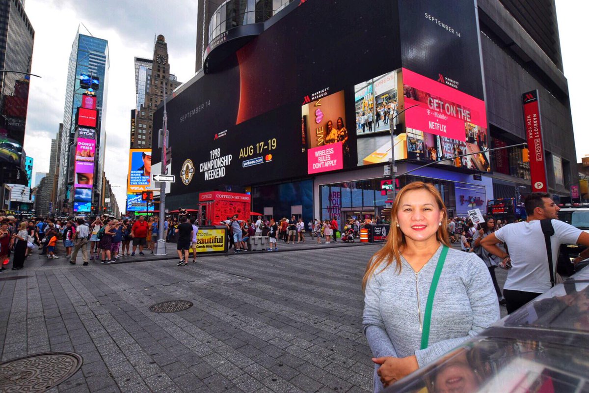2MonkeysTravel's tweet photo. Mom’s Ultimate Bucket List in New York is to see her face in Times Square and we just did it! #NYC #NewYork #BackNYC #USA #VisitTheUS @VisitTheUSA @TheNewYorkPass You can get New York Pass here ---> https://t.co/dtUjp0lncR https://t.co/xFUjMtmWHL