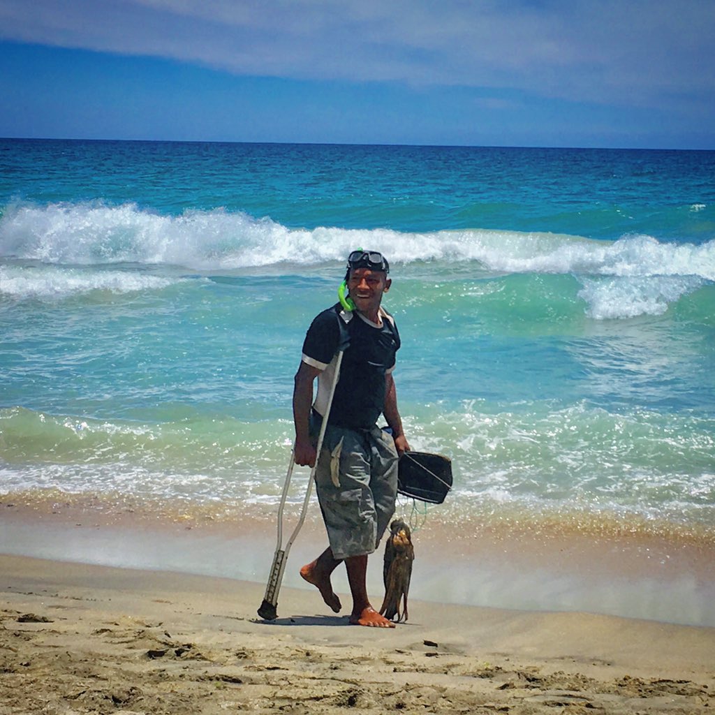 LitoralCentral's tweet photo. A este pescador experto de #Osma no lo detuvo una lesión para lanzarse al mar y tener una jornada exitosa. Salió con su habitual sonrisa y un buen 🦑 ... así se hace en #Vargas #HistoriasDeMiGente #Venezuela https://t.co/ZFZEwSeEHB