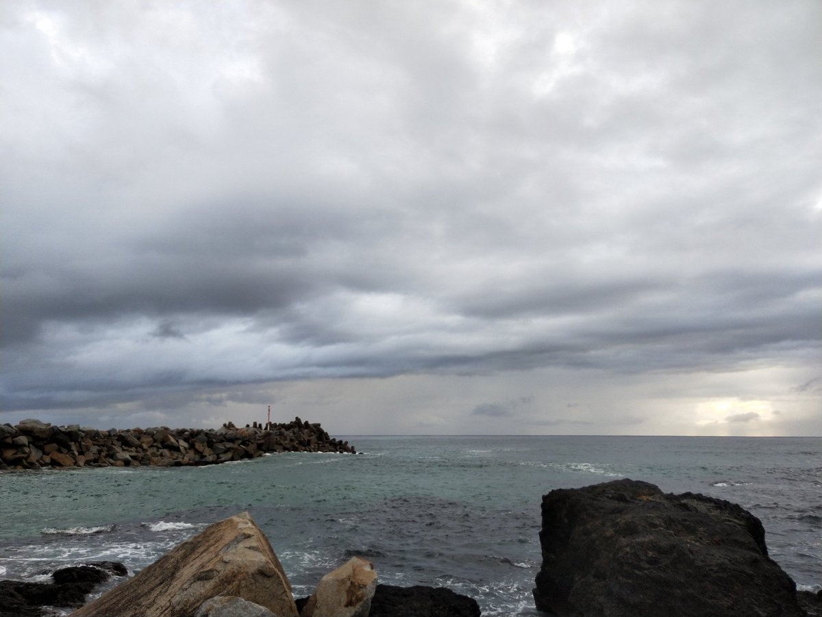 MicLarkinsPhoto's tweet photo. Dark Skies over Narooma Bar NSW 24/08/2018 #janesweather #Bemboka #Begavalley #visitNSW #photography @canonaustralia @tanyadendrinos @Bega_News @WINNews_Woll @vicwx @TravelVictoria @AusWeatherForum @BOM_au @AussiePhoto1 @7NewsSydney https://t.co/mg0acSxPdK https://t.co/gHM1qscPwL