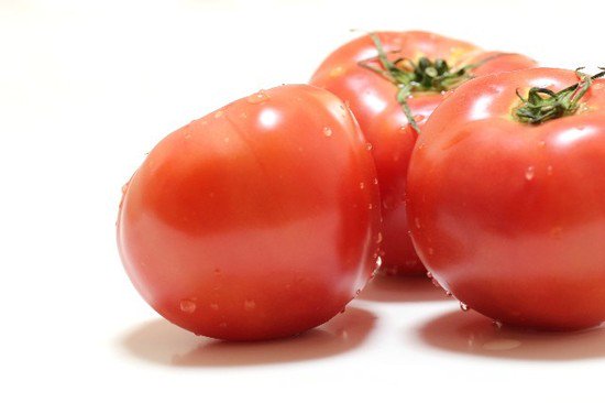 ホメオバウ化粧品 食べる日焼け止め トマト で 美白 トマトに含まれる リコピン に肌を紫外線から保護をして シミやシワを防いでくれる効能が なんと約3割も日焼けが少なくなります タイミングは夜にコップ1杯のトマトジュースが おすすめ