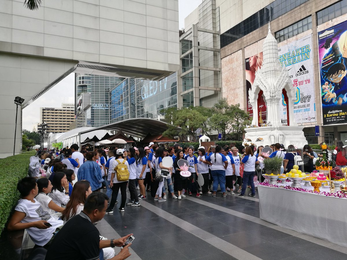 บรรยากาศตอนนี้ที่ลานหน้าเซ็นทรัลเวิร์ลก่อนพิธีบวงสรวงละคร Two Brothers #twobrothers #บาสเด็กอ้วนที่แท้จริง