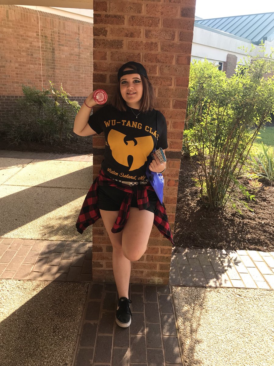 cynphippins's tweet photo. Senior Fair!  #SCPSEnergy #classof2019 #scpsva https://t.co/72Tjiit9oT