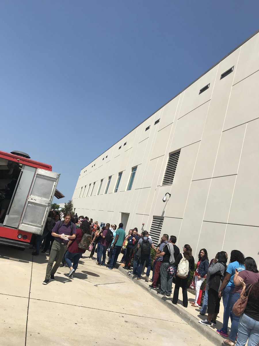 EveMartin3z's tweet photo. #MLJobAlike #LatePost Thanks to all Bilingual, DL & ESL teachers (plus @UHCOE student teachers) that came out to learn best practices for our ELs the past two Wednesdayโs!#YouRock I also gained something new on my resume ๐ #officialfoodtruckcoordinator thanks @NikaHarrell ๐ค๐๐ผ https://t.co/BpzDmeQDfO