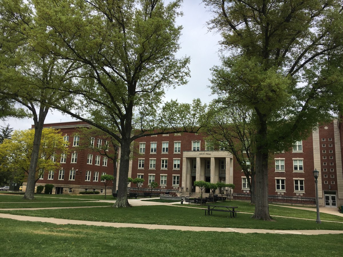thetrumpetwlu's tweet photo. Happy move in day! Don't forget about some of the #topperfest activities going on here on the hilltop:

📰: https://t.co/fwPVMPqfUz https://t.co/eriAygOf6Q