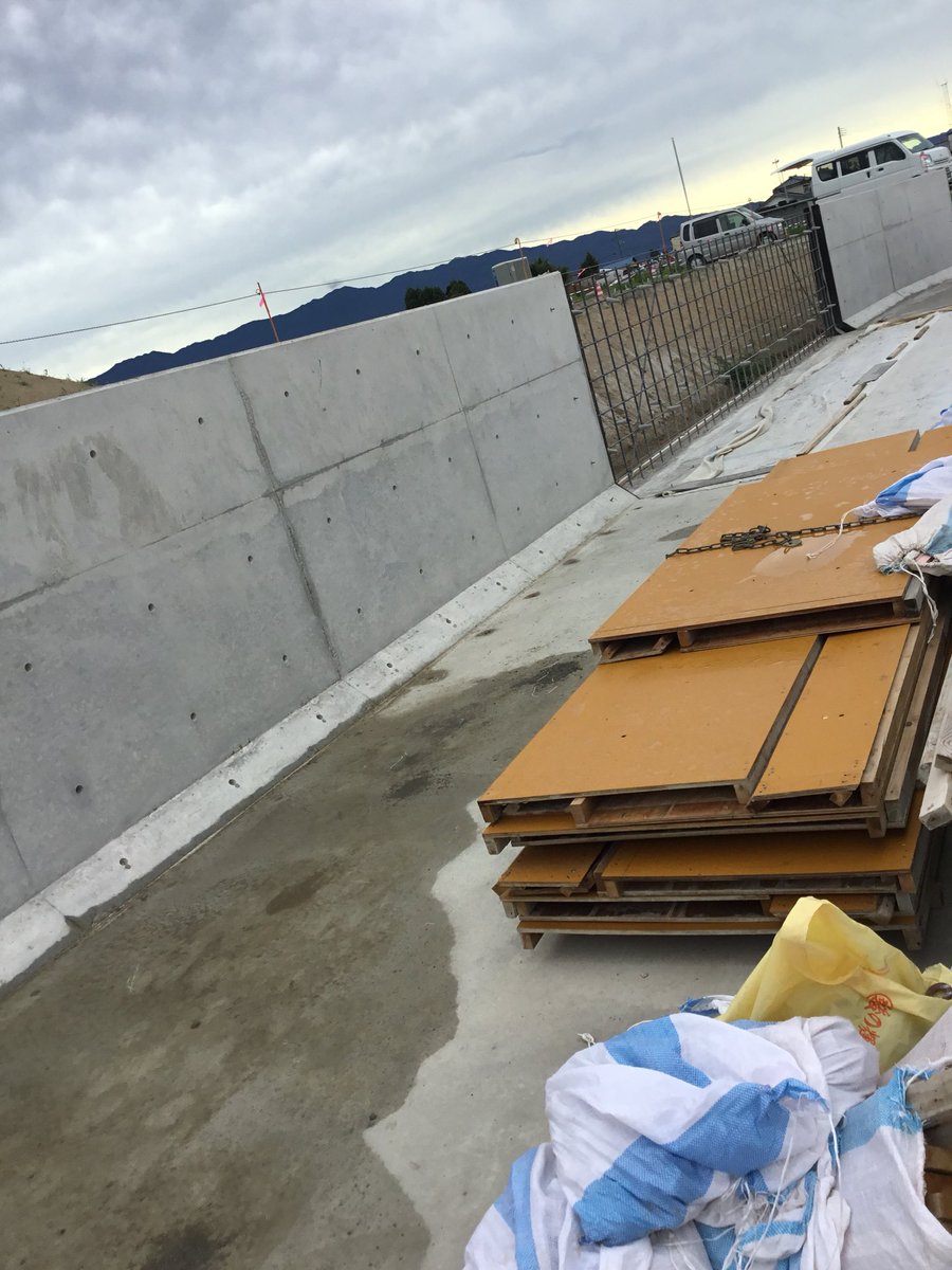 こうじくん در توییتر 今日は阿賀野市の上黒瀬の現場にお邪魔してきました 仮設の用水路をつくっている現場です 今はコンクリートを養生中です 上に敷いてあるシートは濡れている時は養生中という文字が出て 乾くと見えなくなるので水を撒くタイミングがわかり