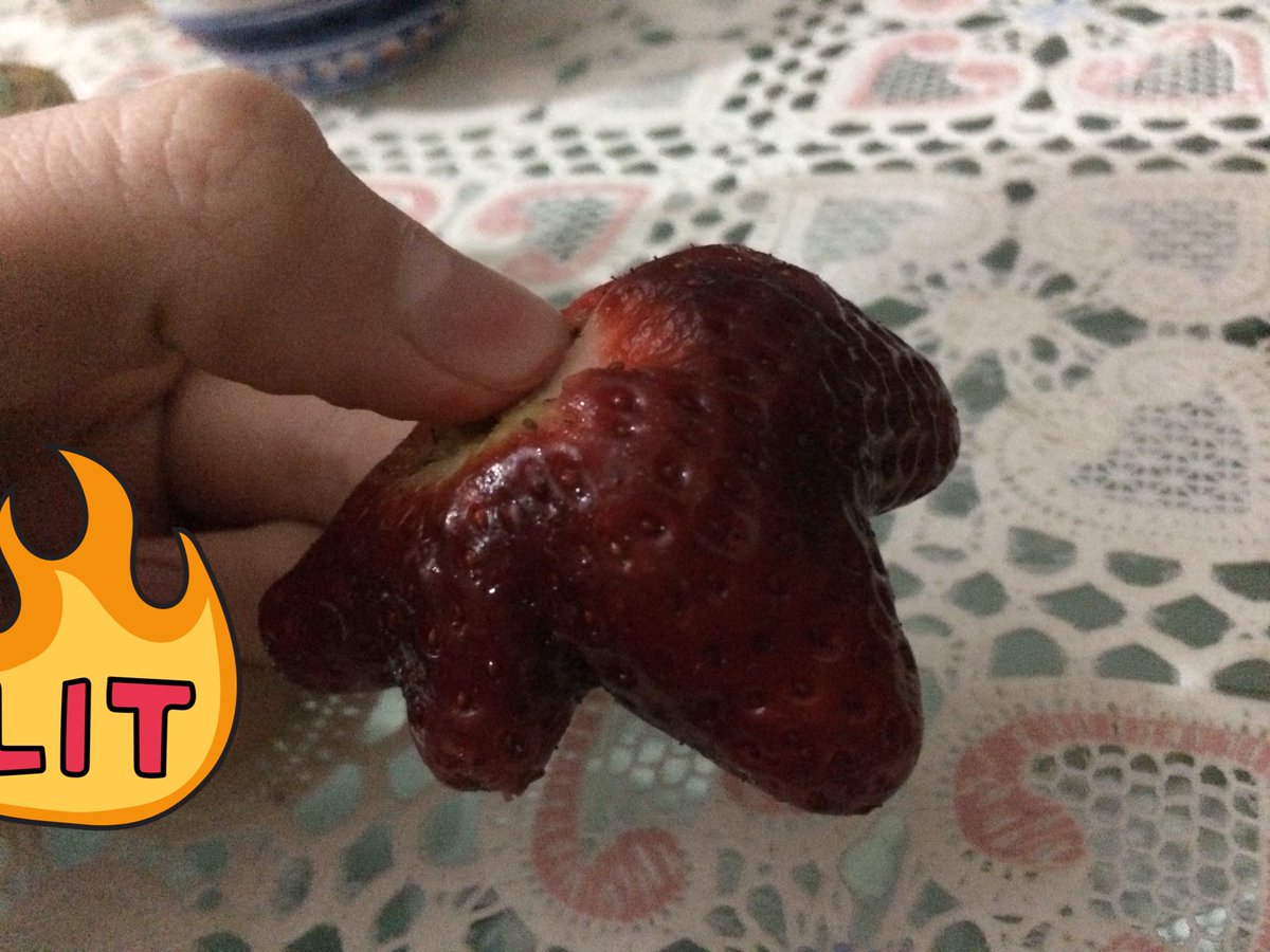 LucasVinoles25's tweet photo. Rt a la frutilla de la suerte o 10 años de mala suerte 🍀☘️  jajaj https://t.co/60B93qkYXF