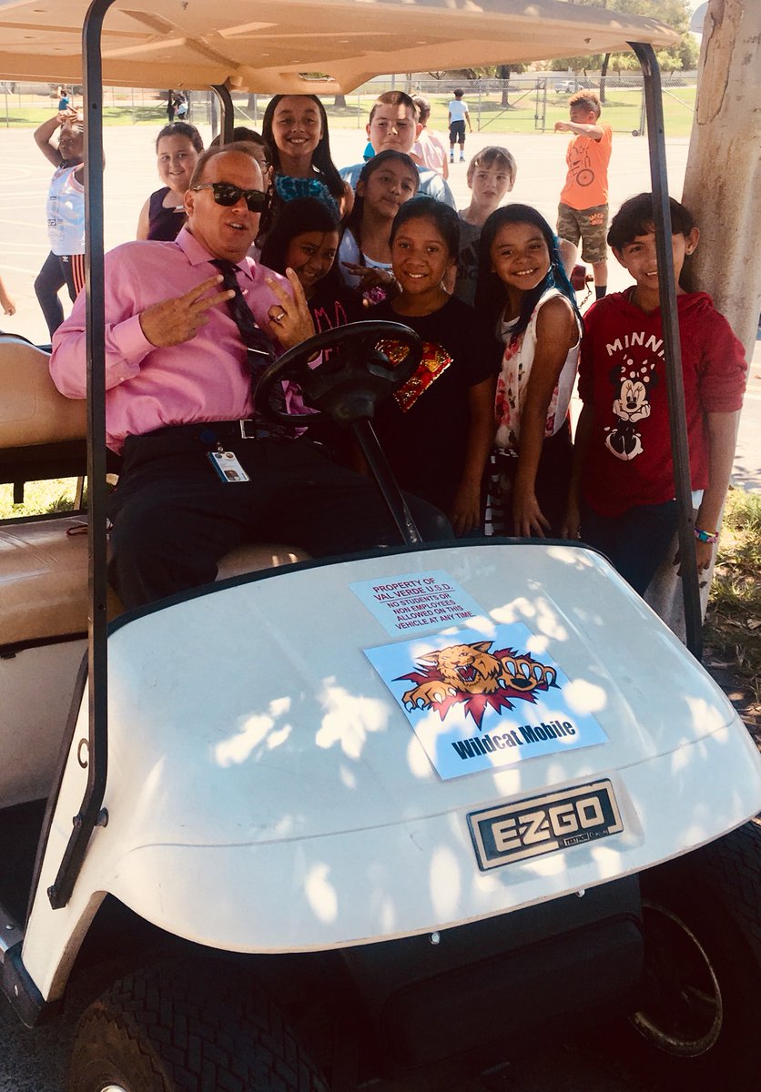 Tom Gronotte showing the kids the inner workings of his Wildcat Mobile. The kids love our new principal!  @WildcatsBethune <a href="/ValVerdeUSD/">Val Verde USD</a> #scratchandclawourwaytothetop
