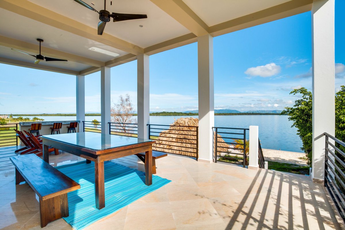 MillerDwan's tweet photo. You Better #Belize It! #ARTcetera Live Auction: 8 days/7 nights in 4 bed private Caribbean villa for 8 ppl, w/ rt airport transfers, private chef for 3 days, concierge service, maid service, house caretaker, private golf cart and use of kayaks, paddle boards & bikes at the villa. https://t.co/pmtFZ9Oq0E