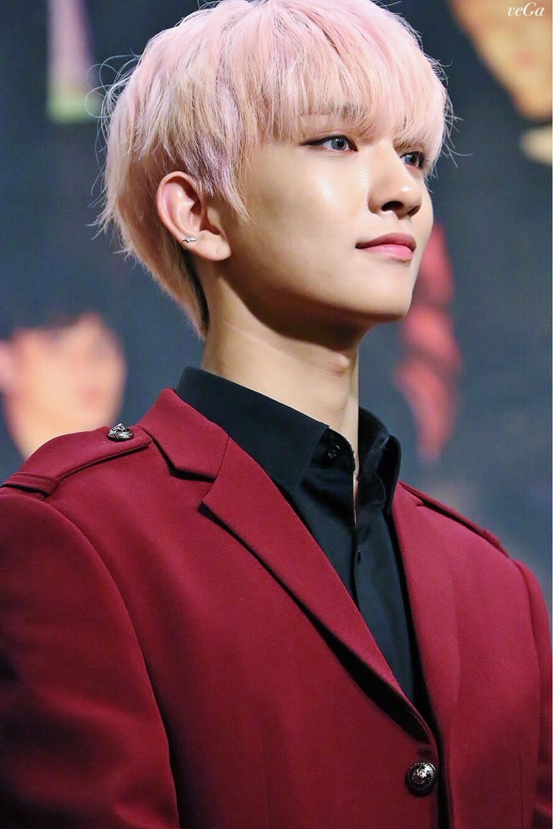 antonheartclub's tweet photo. breaking news: the universe confirms joshua hong actually owns the color red https://t.co/Tlt7pE2jJJ