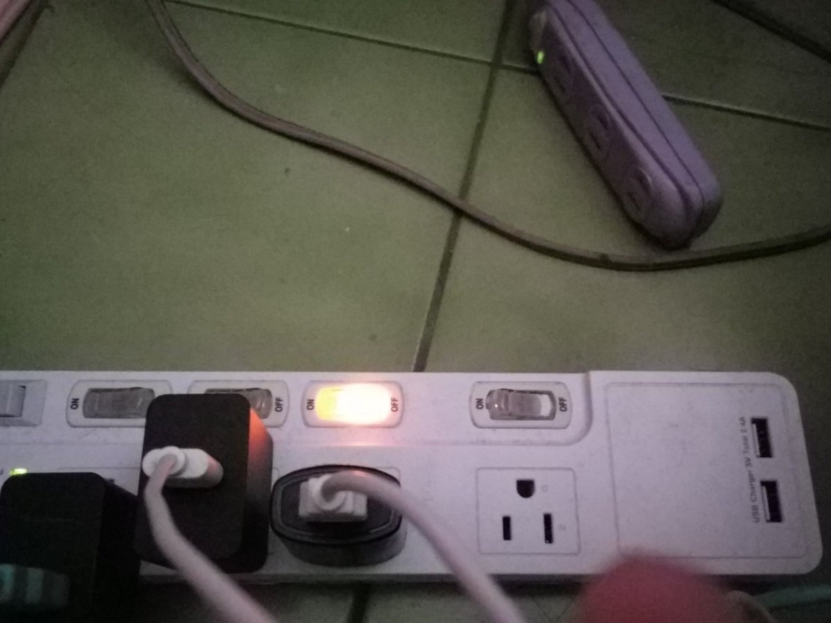 aguikeui's tweet image. #群加 #PowerSync
我買的延長線，從五公分高的地方掉到地上，五公分啊！燈也不亮，Usb也不能用，看到 #Pchome24 宣傳插頭新安規，都很想翻白眼！紫色的是台灣製的，N遍也沒好好的，所以愛用國貨吧！