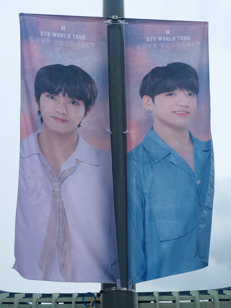 cafe_army's tweet photo. ahhhh banners are up all around the stadium! I’m SO sorry about some of the faces, it’s too windy LOL 😭😂

@BTS_twt 
#LOVE_YOURSELF_結_Answer https://t.co/S2wn002TvJ