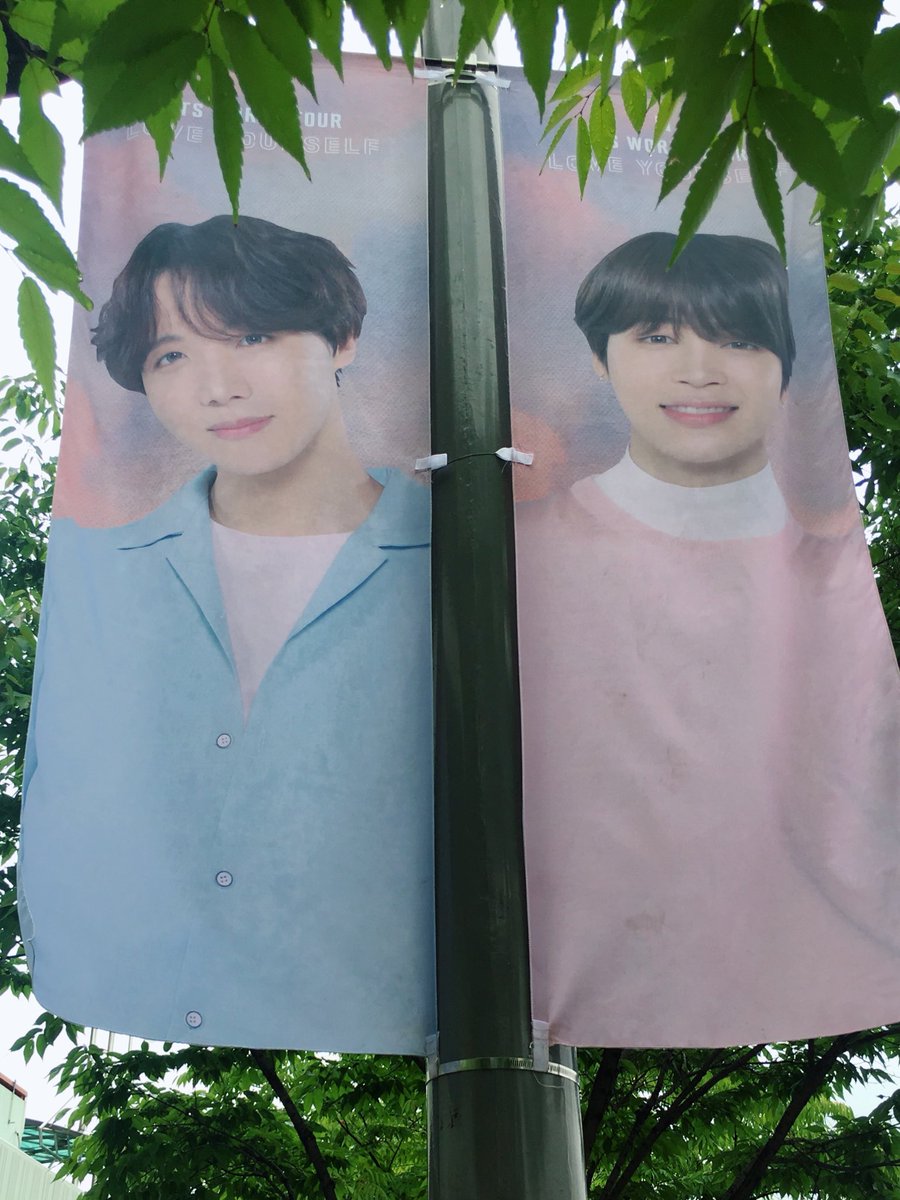 cafe_army's tweet photo. ahhhh banners are up all around the stadium! I’m SO sorry about some of the faces, it’s too windy LOL 😭😂

@BTS_twt 
#LOVE_YOURSELF_結_Answer https://t.co/S2wn002TvJ