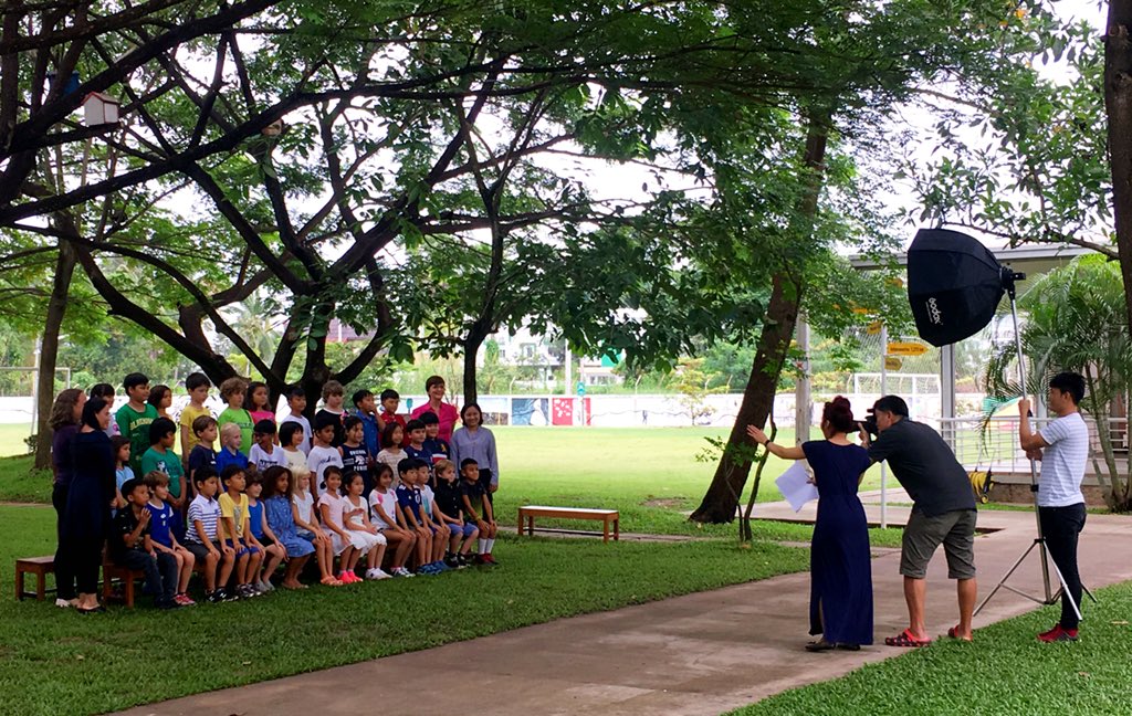 glennlawler's tweet photo. Our lush green campus provides a beautiful backdrop on photo day @vislaos #ourvis https://t.co/C2VhdIan2m