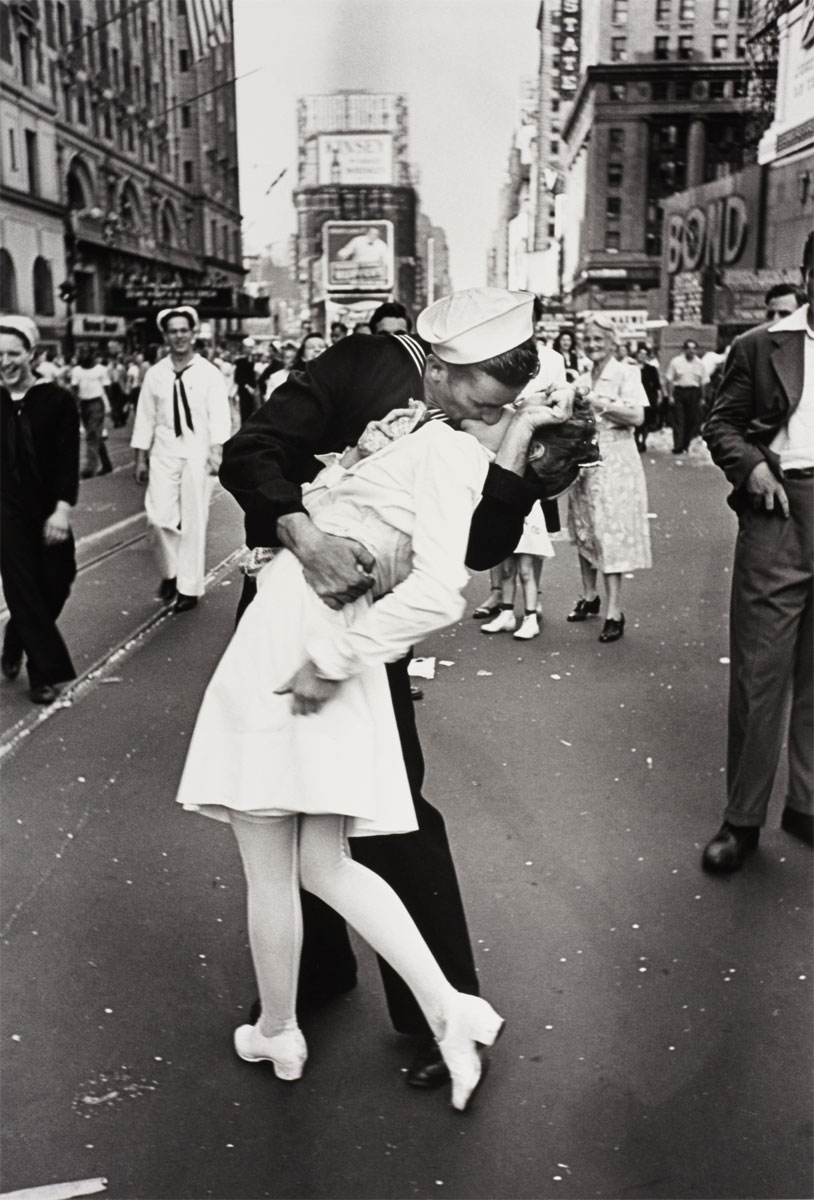 'Ciò che tutti i fotografi devono fare è trovare e catturare il momento della narrazione'.

Alfred Eisenstaedt
(Fotografo tedesco)

#ScomparsiOggi #24agosto 1995

Autore del celebre scatto :'Il bacio in Time Square'. 14 - 08 - 1945, resa del Giappone, fine seconda guerra mondiale