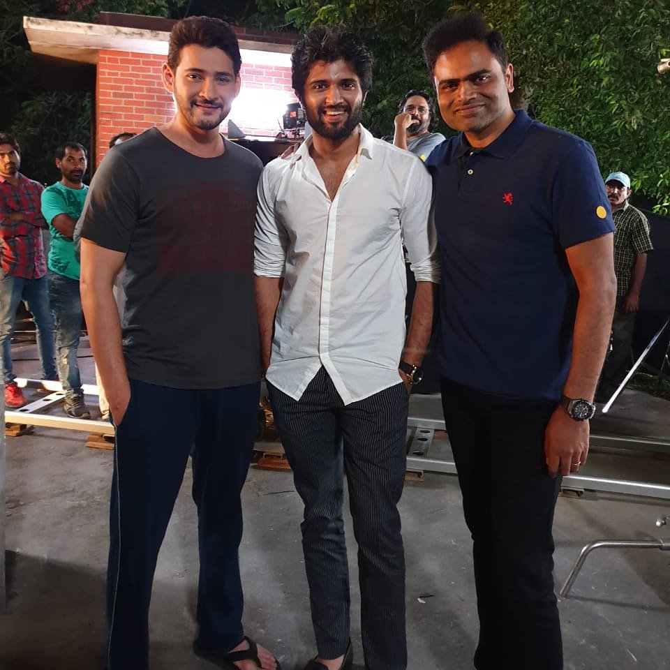 Mahesshhhh sir ❤ 
and Vamshi anna ❤
On set #Maharshi

From fighting for his movies tickets to chilling with the man on his set discussing about your work. Full love :)