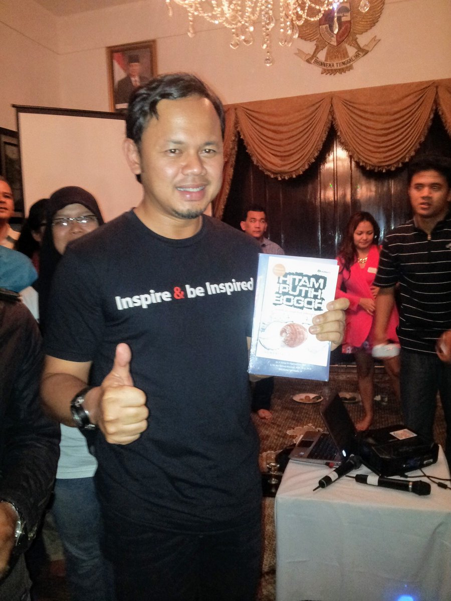 sociogeeks_'s tweet photo. Walikota Bogor Kang @BimaAryaS dan buku karya warga @BloggerBogor Hitam Putih Bogor #blogor1dekade https://t.co/gdGQXFMa4j