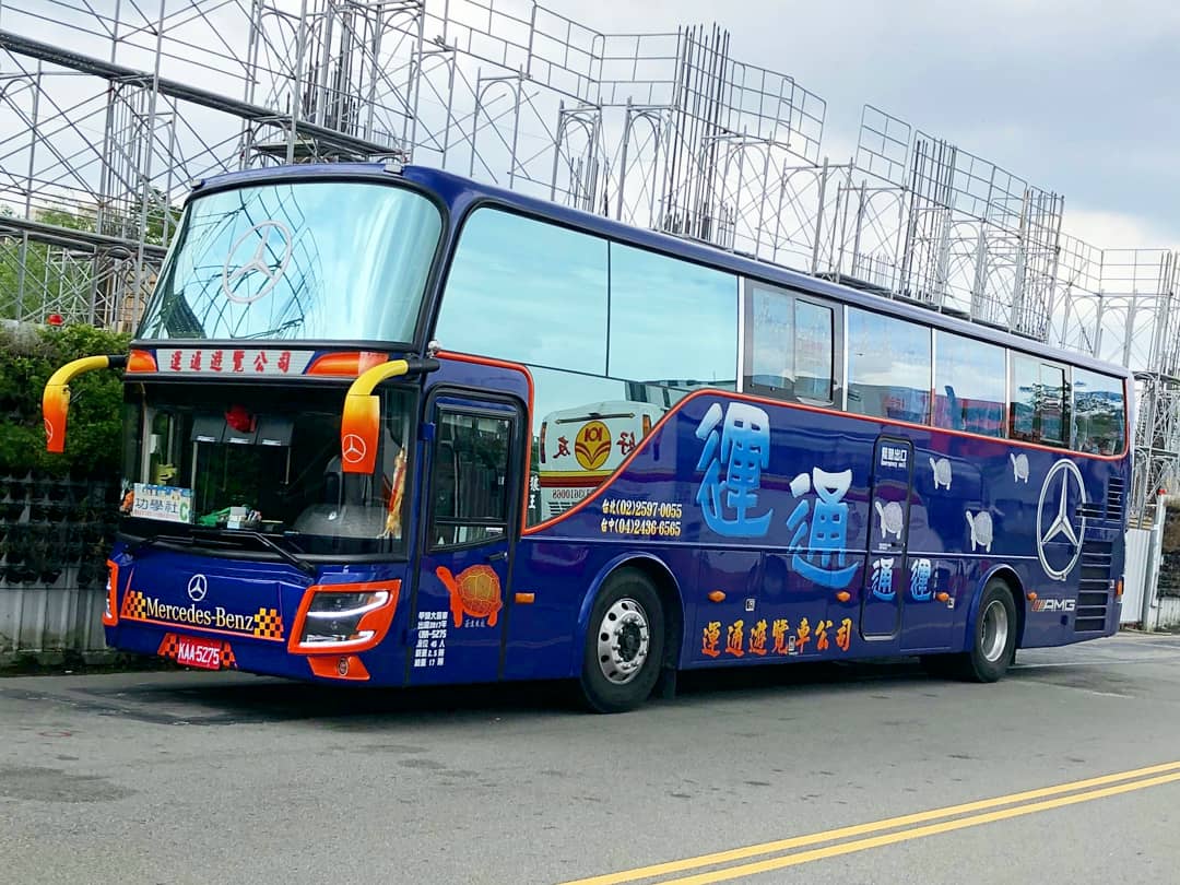 Ray1130_media's tweet photo. Mercedes-Benz #O500 1843AE
#運通遊覽車 KAA-5275
#鉅巃車體 #2017出廠

引擎▶BENZ OM457
最大馬力▶430hp
最大扭力▶214kg-m
排氣量▶11967c.c
變速箱▶GO240-8(Power Shift)
排檔▶8速(電子式)自手排

#MercedesBenz #tourbus #430hp #ベンツバス #観光バス #台湾バス

https://t.co/XlkbBnJE6b https://t.co/hu1zbM7vyi