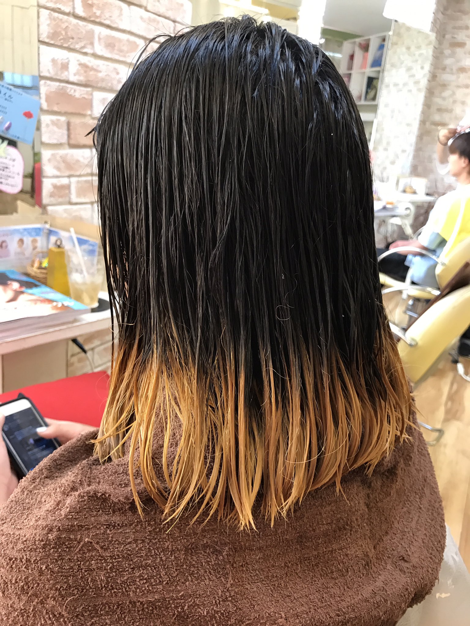 트위터의 B2c梅田ヘアサロン ヘッドスパ 님 毛先のみの裾カラー なんと人生初のカラー 一回のブリーチでここまで金髪に そこから色を入れるとこんな感じのグレージュに 毛先だけだとダメージもそんなに怖くないです 巻いてもかわいいし外ハネでも