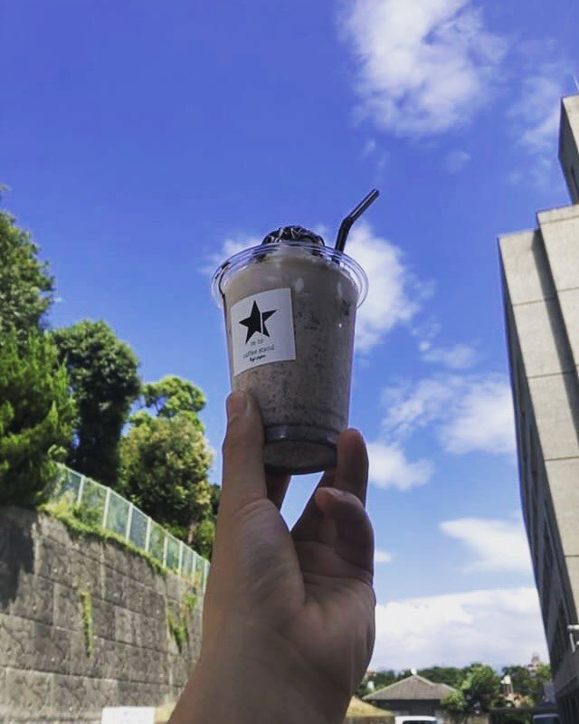 intocoffeestand's tweet photo. こんにちは(^^)
台風の影響で風が強いですが、晴天ですね😊
.
テイクアウトもOKです👍
お近くに来られる際は是非お立ち寄り下さい🙇
#intocoffeestand 
#kumamotocoffee 
#kumamotocafe
#熊本 #熊本カフェ
#健軍神社隣
#pancakes
#パンケーキ
#チョコレートチップスムージー https://t.co/cqXxNSUmNc