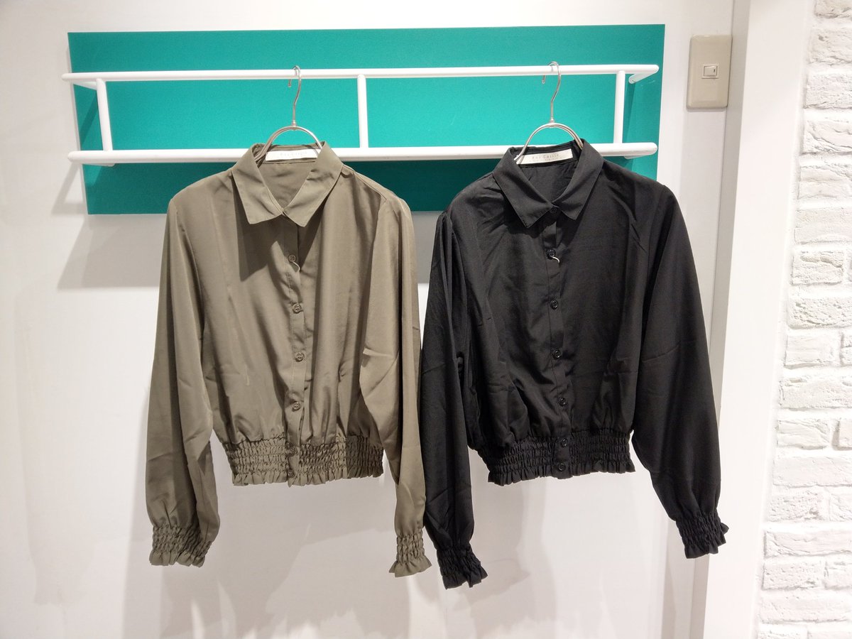 FR_ebina's tweet photo. 新作シャツ入荷しました👐
袖のふんわり感や裾にも入ったギャザーがさりげなく可愛い✨

No.987-116230
Col.シロ、クロ、カーキ、ドット
Pri.￥4,900(＋tax)→specialprice🌠

羽織っても可愛いですよ～🙆💚 https://t.co/8Yq7xImogx