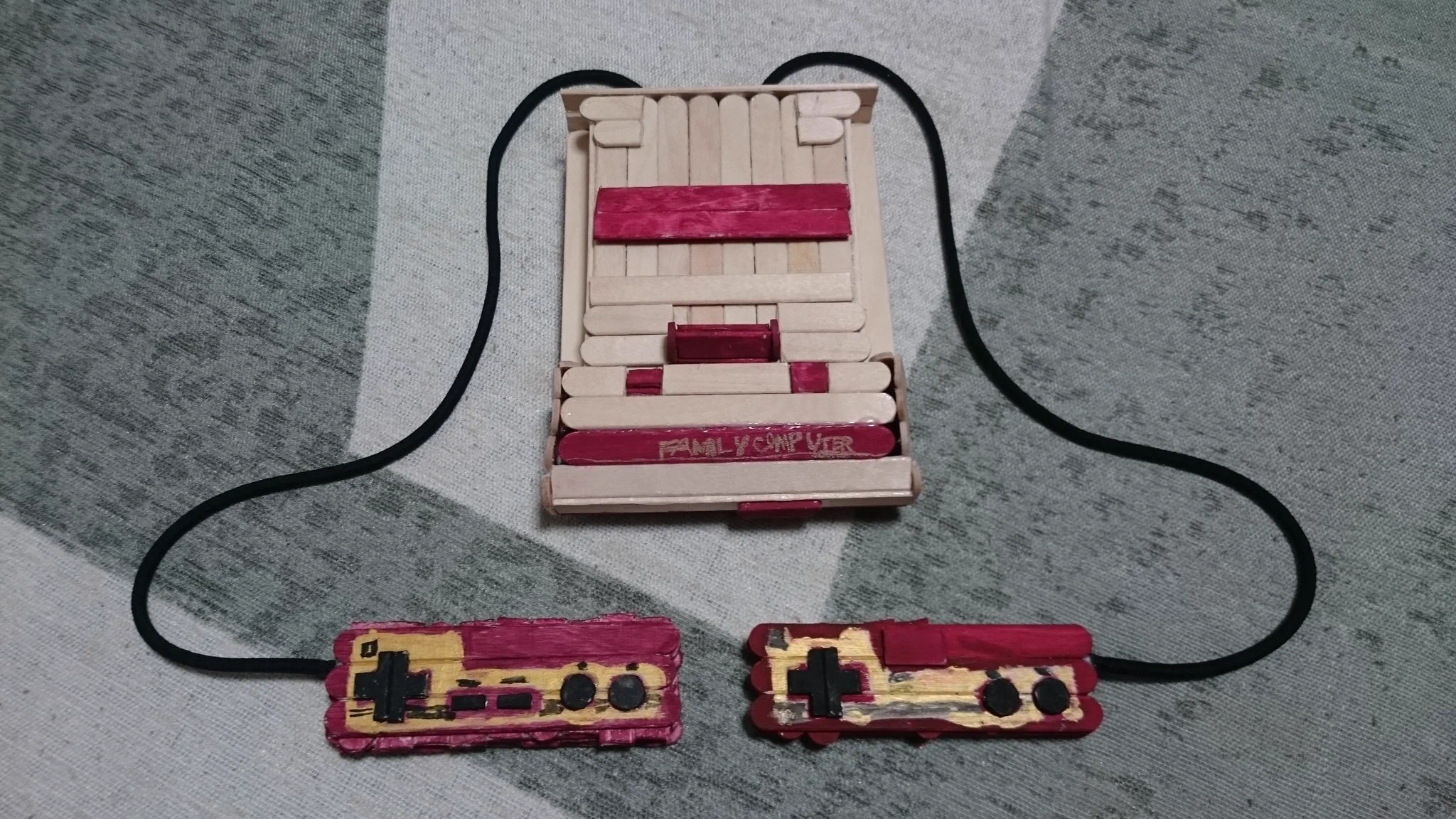 夏休みの工作　アイスの棒を使ったファミリーコンピュータ
