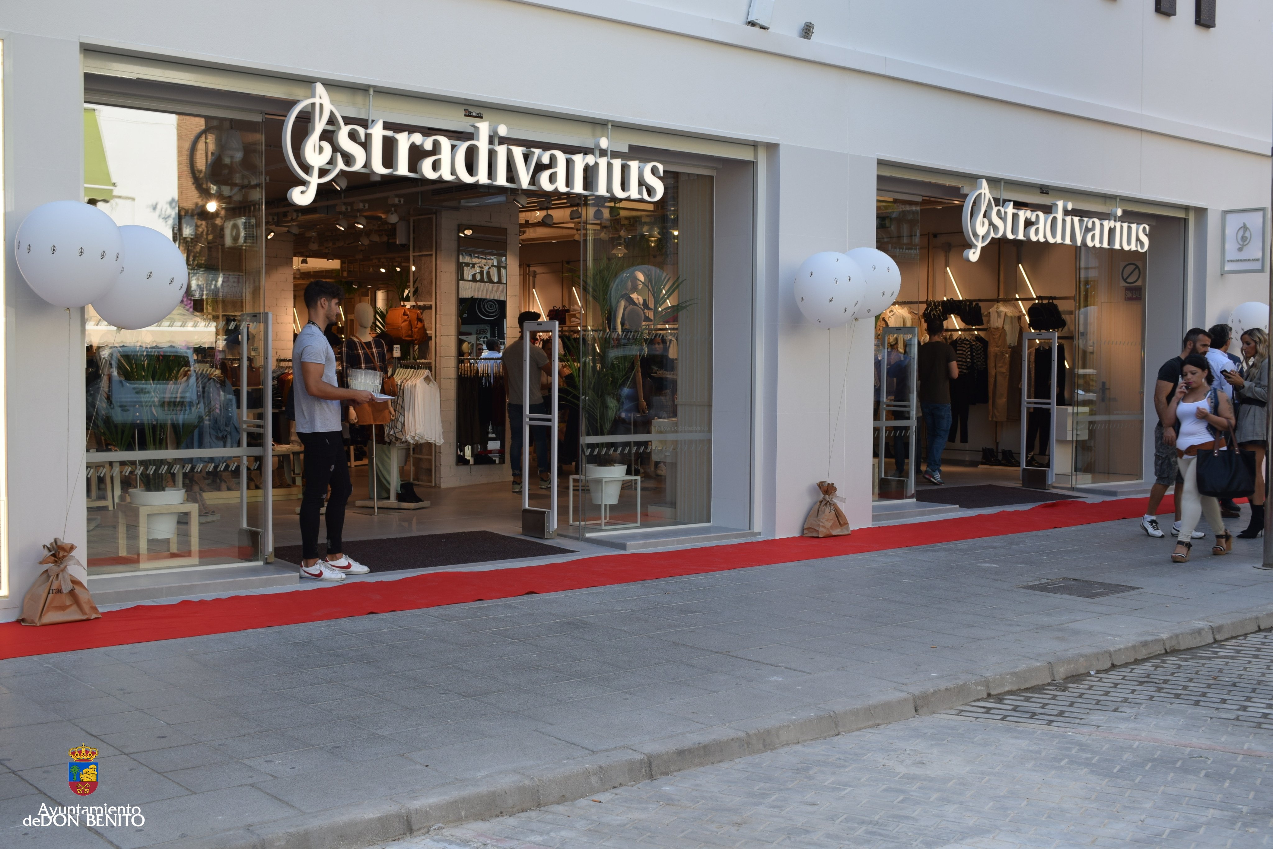 Twitter 上的 Ayto. Don Benito："El Alcalde de Don Benito, José Luis Quintana,  ha inaugurado esta mañana una nueva tienda de ropa de Stradivarius en la  Avenida de la Constitución. https://t.co/mqobuoYvr4" / Twitter