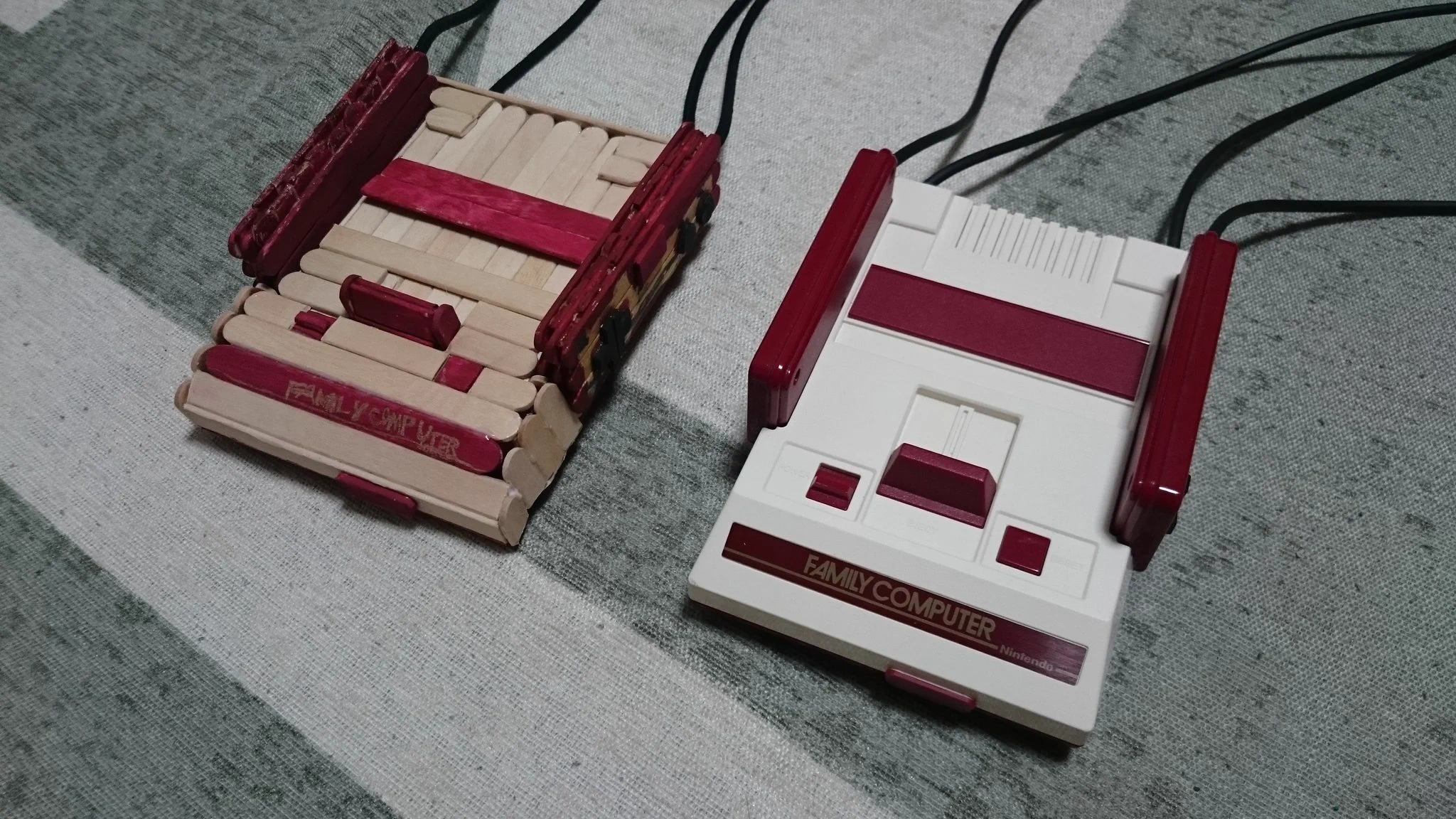 夏休みの工作　アイスの棒を使ったファミリーコンピュータ