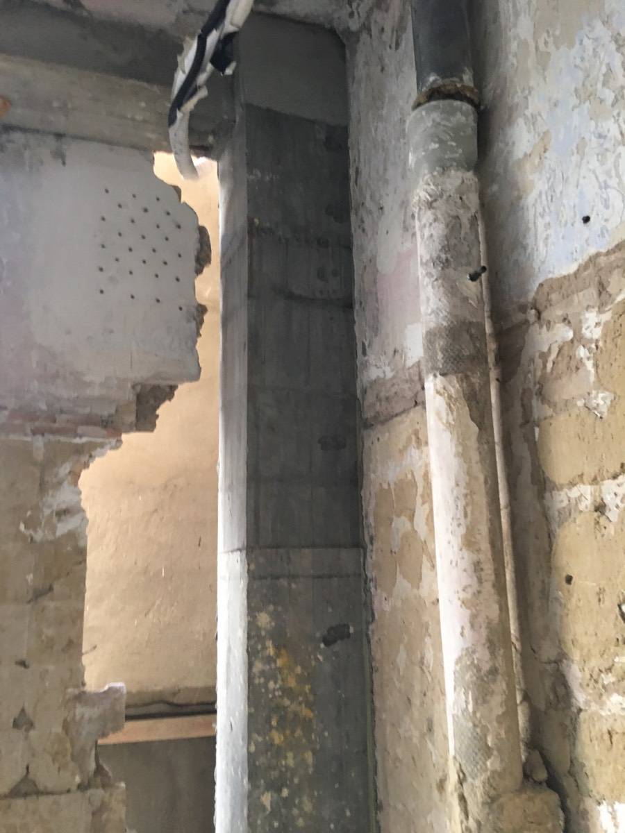 Refuerzo pilares de hormigón armado, picado, armado y hormigonado con producto fluido. Refuerzo de vigas de hormigón armado con bandas refuerzo a flexión y a cortante. #valencia #refuerzo #pilares #vigas