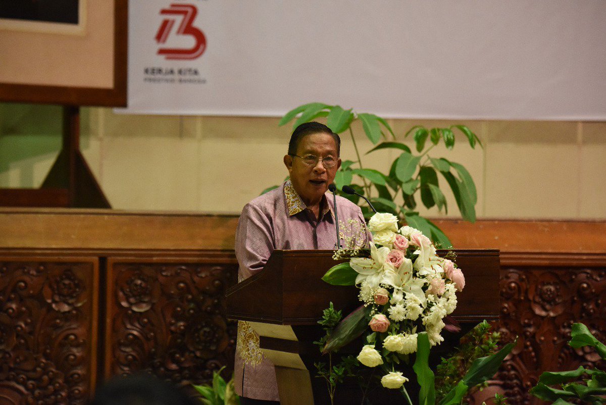 PerekonomianRI's tweet photo. #BeritaEkon
Menko Perekonomian Darmin Nasution sebagai Menteri Lingkungan Hidup dan Kehutanan Ad Interim memberikan arahan dalam acara Pencanangan Program Nasional Fasilitasi SVLK bagi UMKM Kehutanan, Jumat (24/8), di Jakarta. Selengkapnya dapat diakses di https://t.co/CGZvx9f12L https://t.co/EcQ7QTbWFu