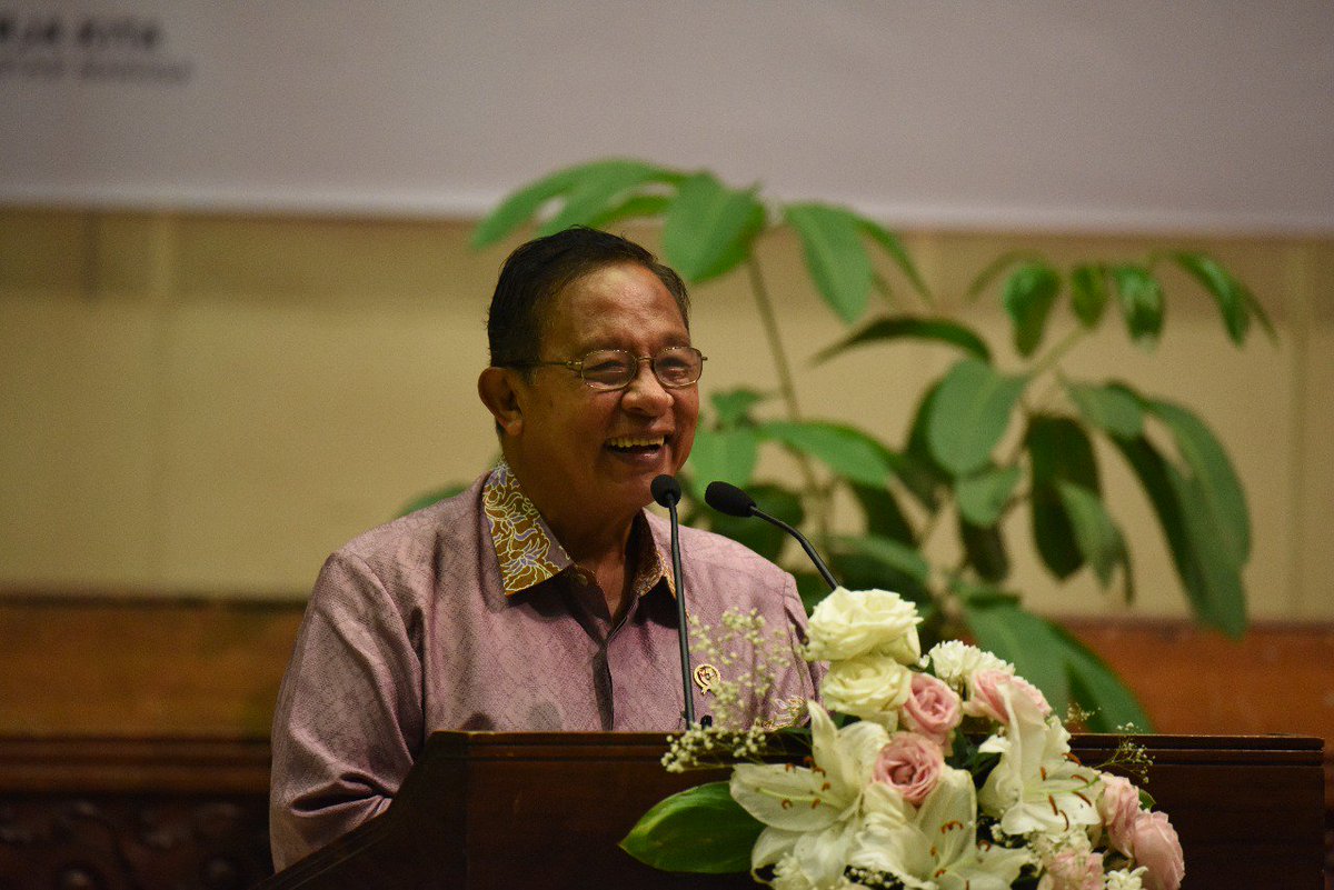 PerekonomianRI's tweet photo. #BeritaEkon
Menko Perekonomian Darmin Nasution sebagai Menteri Lingkungan Hidup dan Kehutanan Ad Interim memberikan arahan dalam acara Pencanangan Program Nasional Fasilitasi SVLK bagi UMKM Kehutanan, Jumat (24/8), di Jakarta. Selengkapnya dapat diakses di https://t.co/CGZvx9f12L https://t.co/EcQ7QTbWFu