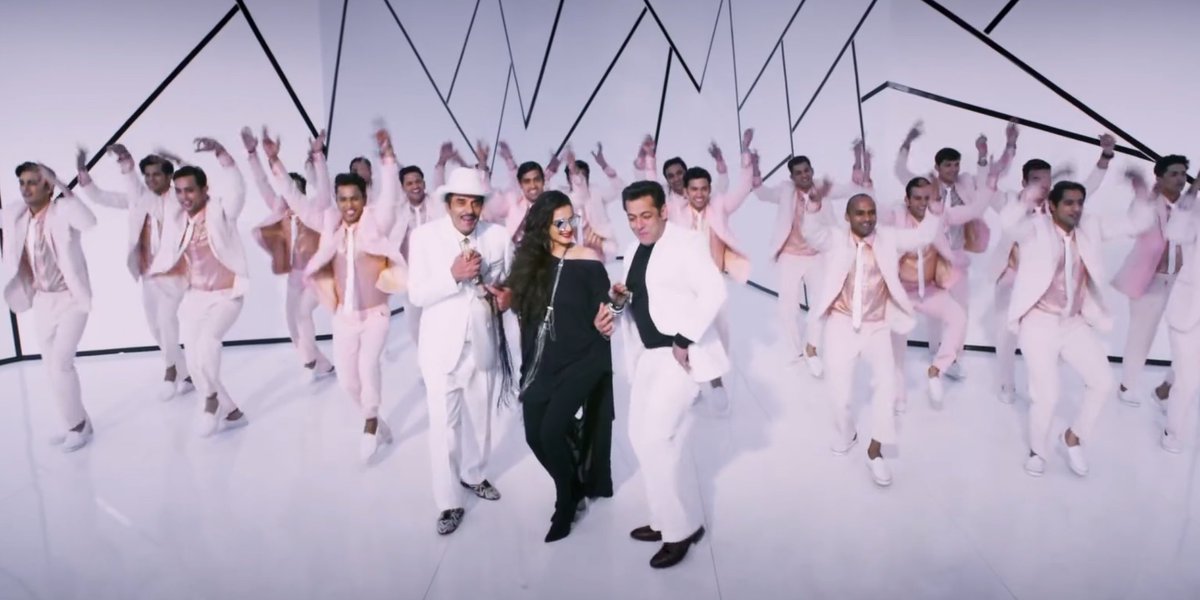 KritiKFC's tweet photo. Here Comes The Most Awaited Song Of #YamlaPaglaDeewanaPhirse ❤

#RaftaRafta Medley Is Out!! 💃
@kriti_official @thedeol @aapkadharam
@sonakshisinha @BeingSalmanKhan
Do Watch &amp; Share 👉🏻 https://t.co/fIK1DQL3aF https://t.co/28ehBSsLQv