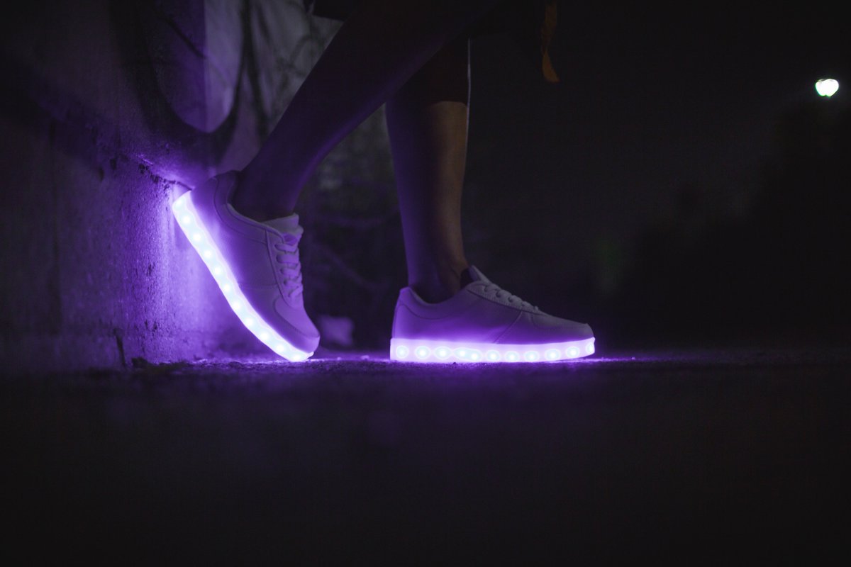 Este año, las zapatillas de luces se han convertido en una tendencia indispensable que debes incluir en el armario de tu hijo. ¡Descúbrelas! 
miszapatos.com/blog/zapatilla…