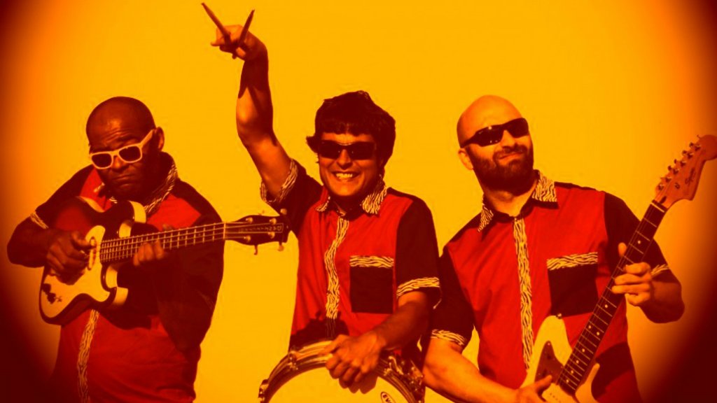rne's tweet photo. .@PhantomDragster pasan las @MadrugadasV_rne con su primer LP: 'At Tiki Horror Island'. Un ejercicio de surf instrumental donde el trío ourensano también revisa en clave de 'reverb' a los mismísimos Ramones 🎶 🔊https://t.co/ryQGIZ2eu7 https://t.co/NT4YN2XEM0