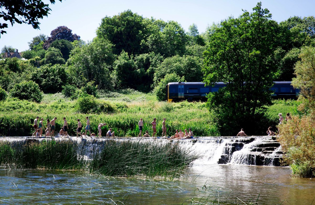 BCfmRadio's tweet photo. It’s the Friday One Love Breakfast Team!
Happy Friday everyone it’s a bank holiday beauty! Tune in now on 93.2fm love a good good song request so get in contact if you want one.
#warleighweir #bristol #cakefriday #gbbakeoff #bakeoff https://t.co/pE0ZaxD1td