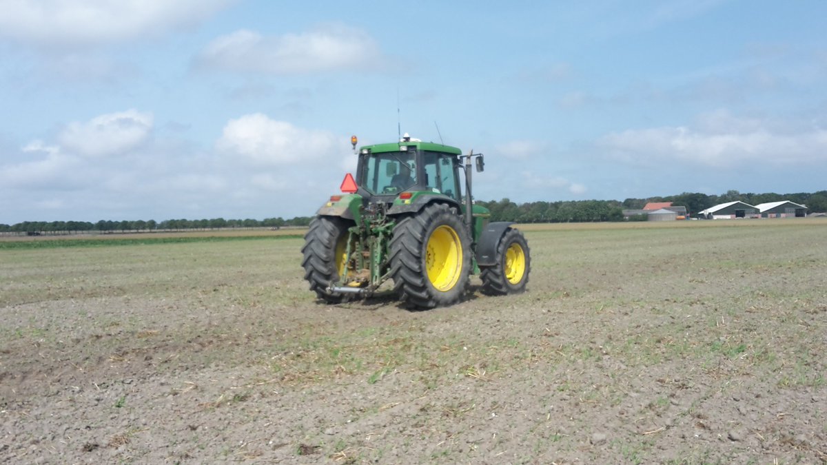 bart_loon's tweet photo. Eerst de bodem gescand met Eddie loonstra  daarna #25ton vaste geitenmest en nu na 10mm #akkerregen groenbemester zaaien https://t.co/JG3Q6KxAd7