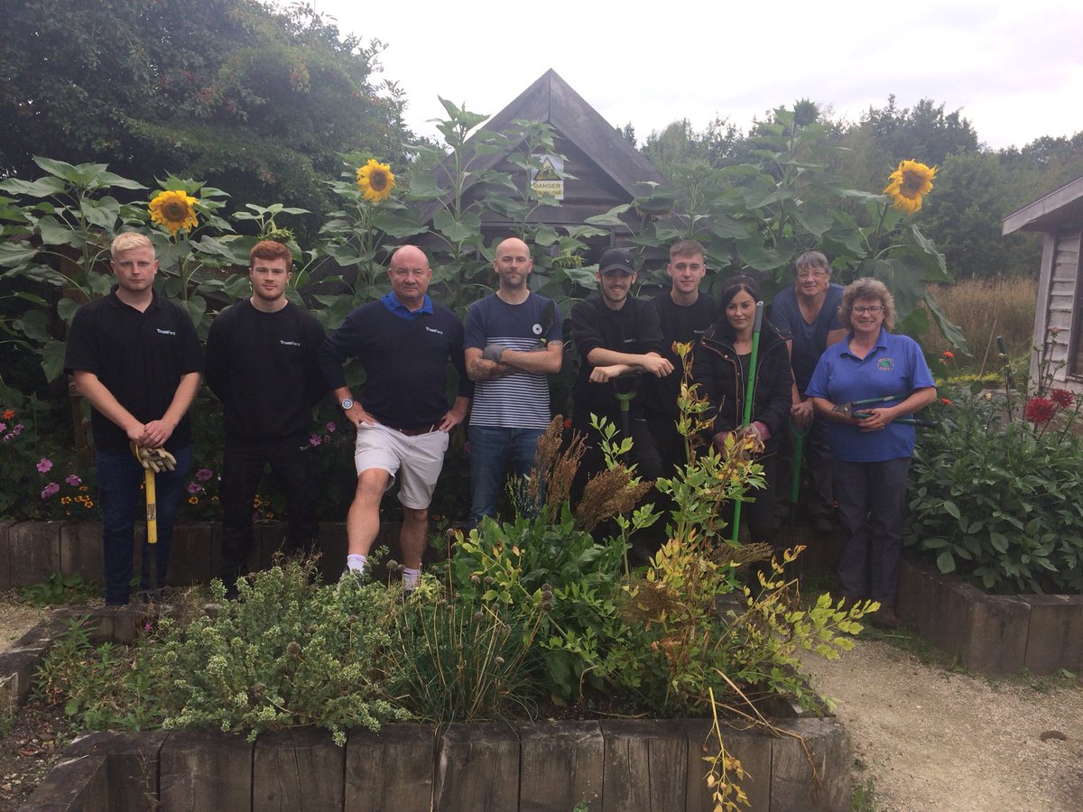 TSLVolunteering's tweet photo. Big thanks to the team from @TrustFordUK Hudds who spent the day at @AshbrowSchool #volunteering in their community garden. If you are a Kirklees business interested in supporting a local charity or comm grp by volunteering please get in touch sharron@vkirklees.org #CSR https://t.co/5vUEmK6wEw