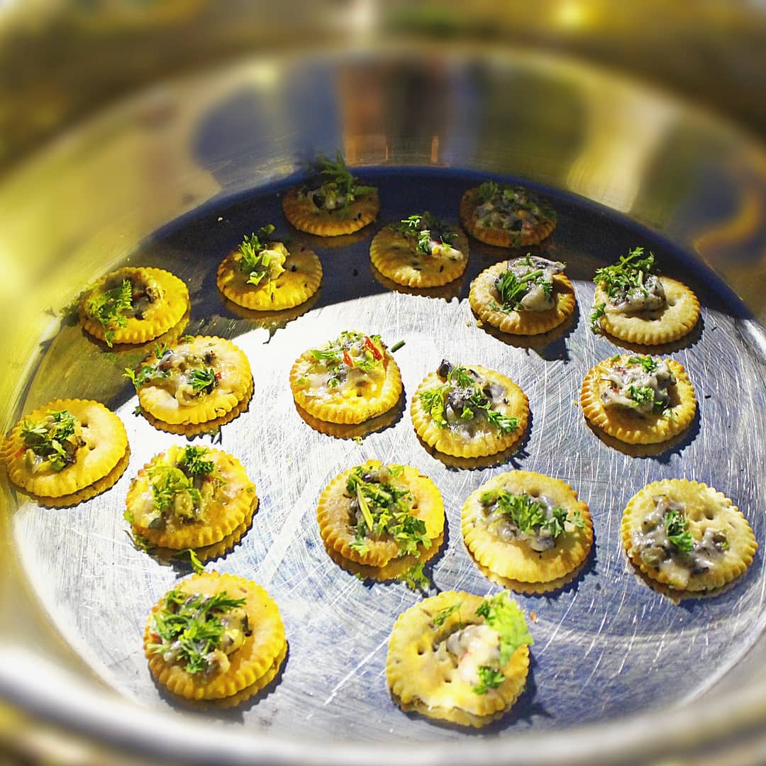 jmcdelicacy's tweet photo. ✳️ BISCUIT CHAAT ✳️. Something as simple as cookies when fused with condiments, u won't believe feels so yummy ‼️
☑️☑️☑️
FOLLOW:
@jmcdelicacy 
@jmcdelicacy 
☑️☑️☑️
#biscuits #biscuitchat  #foodfusion #cookies #jainamohancaterers #jmcdelicacy #food #Yummy #tasty https://t.co/fAnwrnb2zP
