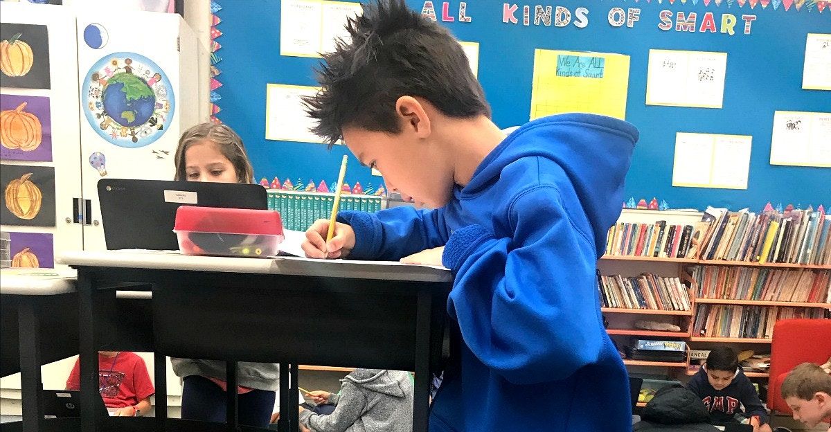 Standing Desks helped increasing productivity and staying focused 👏👇 buff.ly/2o4V0fZ  <a href="/SitStandCom/">Sit-Stand.Com</a> <a href="/YOYODESK/">Yo-Yo OFFICE®</a> #SitLess #MoveMore