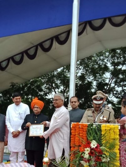 CrcLodhika's tweet photo. પ્રાવેટ શાળાને પણ ટકર મારે તેવી શાળા એટલે શ્રીધૂડિયા દોમડા પ્રાથમિક શાળા
 સી. આર. સી. નગરપિપળિયા
તા. લોધિકા. સ્વચ્છ શાળા એવોડૅ જિલ્લા લેવલે સેકન્ડ. માનનીય શિક્ષણ મંત્રીશ્રીના વરદ હસ્તે અપૅણ કરવામાં આવ્યો. https://t.co/hvF86kZrn5