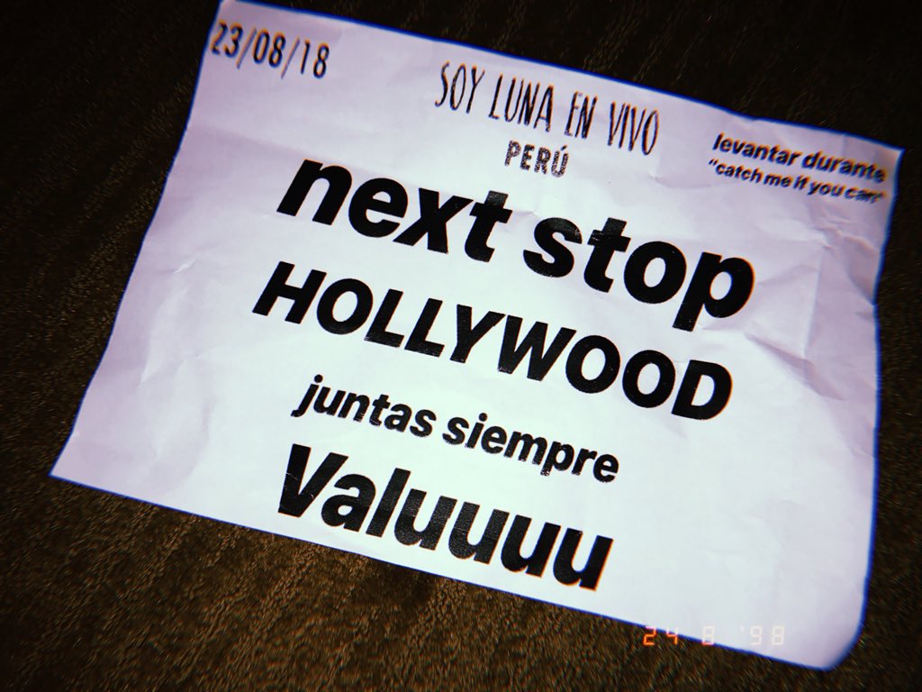 VaLuZenere's tweet photo. GRACIAS Lima!!! Que show tan lindo, amo su ciudad y siempre la recuerdo con mucho amor ❤️. Estas cosas que hacen me hacen emocionar y ser aún más feliz ahí arriba. Gracias. Los quiero, siempre. https://t.co/nWf9iVKEhJ