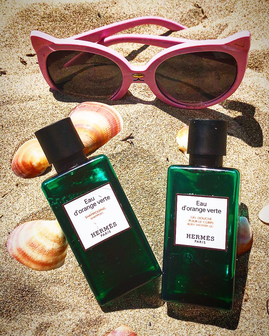 PerfuPadilla's tweet photo. Playa, arena, sol y siempre con @hermes ... champú y gel de Ducha para prolongar el aroma de su fragancia ..... EAU D’ORANGE VERTE suave, y delicadamente perfumada, y el cabello brillante. Colonia inspirada en el olor de un sotobosque húmedo por el Rocio manantial https://t.co/fVErA7ZQ5o