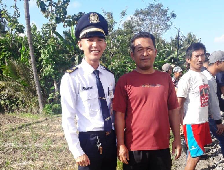 Terima kasih kepada Bpk. Rohmat (42) warga Ds. Mantren, RT 02/RW 06, Desa/Kecamatan Kabat, Banyuwangi.

Kamis pagi (23/08/2018), beliau menyelamatkan nyawa penumpang KA #Pandanwangi dgn menghentikan KA ketika melihat ada rel yg patah.

Selengkapnya di: goo.gl/SwMWBW